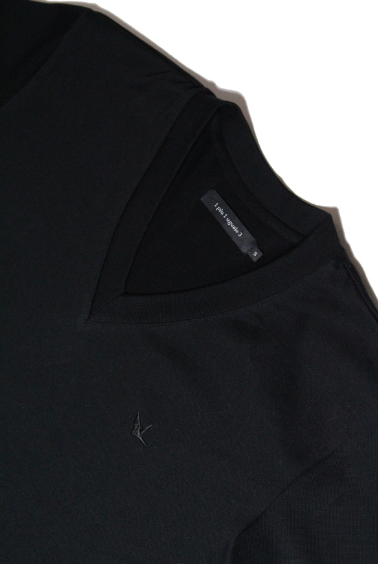 SAGARA×embroidery V-neck special print[black] - 1piu1uguale3 Osaka